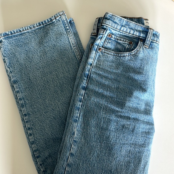 Abercrombie high rise 90’s relaxed jeans! - Picture 6 of 6